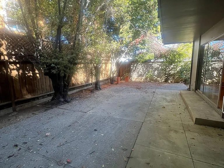 Oak Lane 960 — Photo 16
