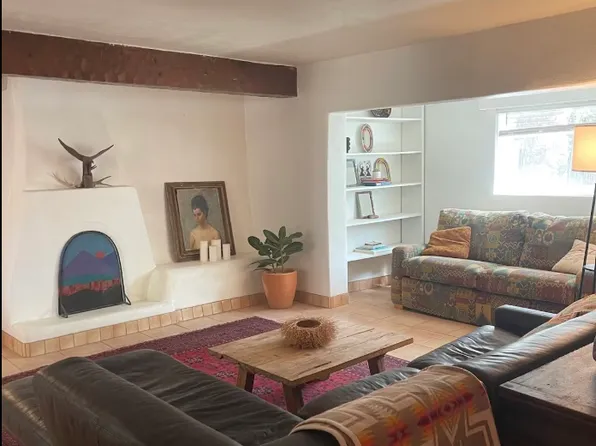 105 Roberts Ln, Taos, NM 87571