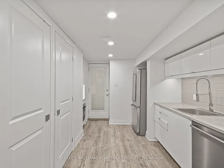 35 Humberside Ave #1 — Photo 12