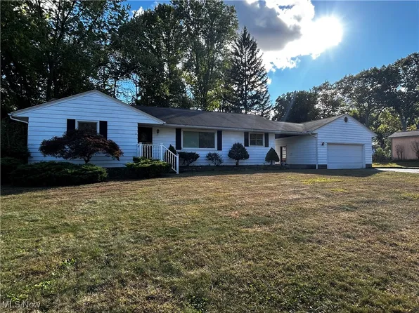 1140 Woodside Dr, Amherst, OH 44001