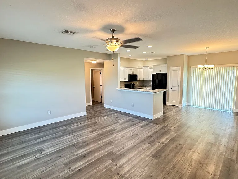 8833 Hampshire Dr — Photo 3