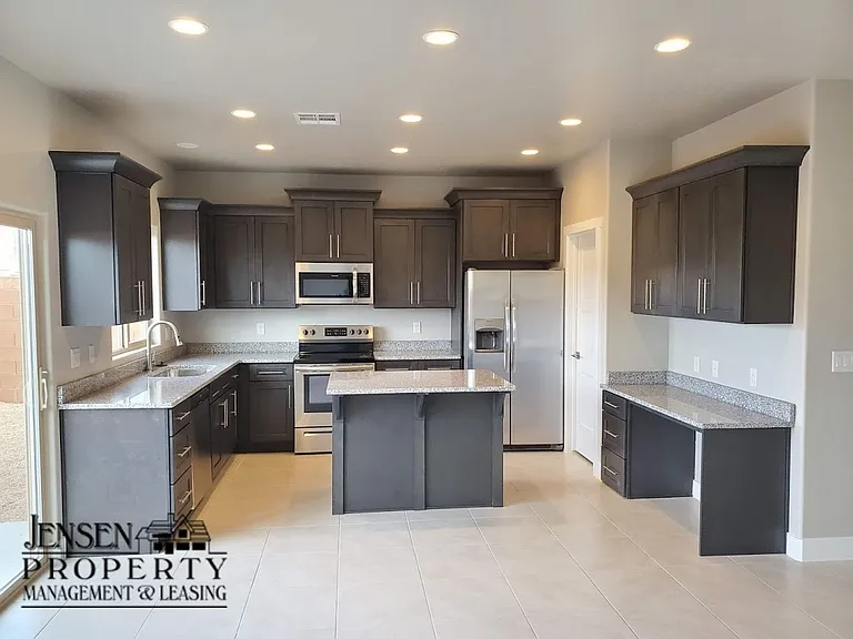 Three Bedroom Red Mountain Vista Town Home — Photo 8