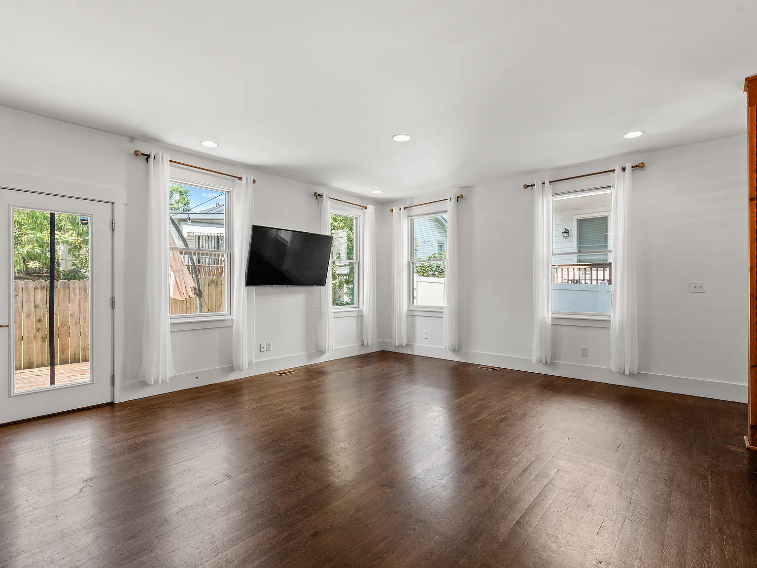 3 bed, 2.5 bath, 1963 sqft, $3,300 — Photo 2
