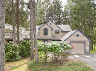 2171 Oak Hill Dr, Buck Hill Falls, PA 18323