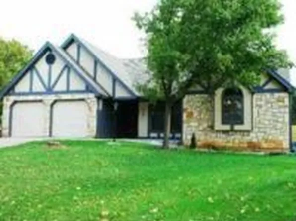 1320 Stone Meadows Dr, Lawrence, KS 66049
