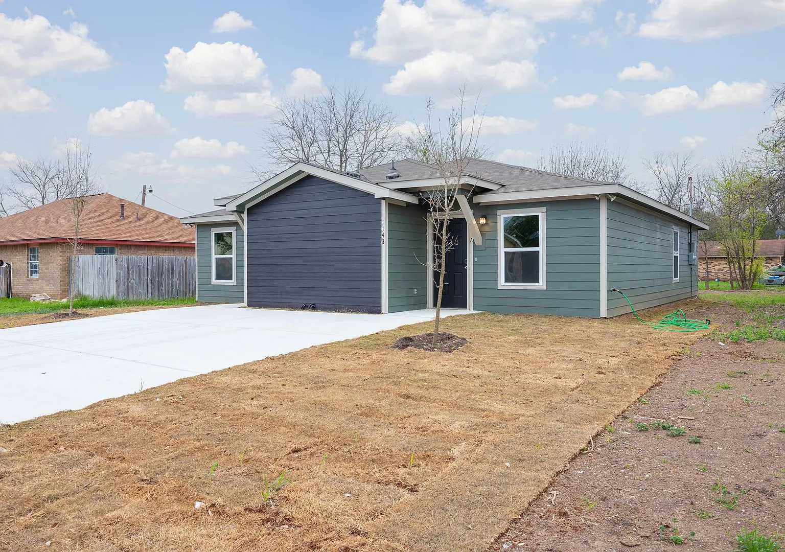2 Week Free Move-In Specila! Spacious 3-Bedroom Home with Hardwood Floors & Modern Finishes in Se... — Photo 3
