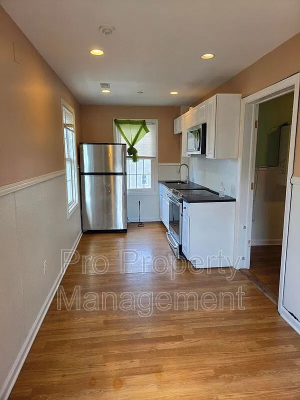 4 bed, 1.0 bath, 1505 sqft, $2,795 — Photo 2