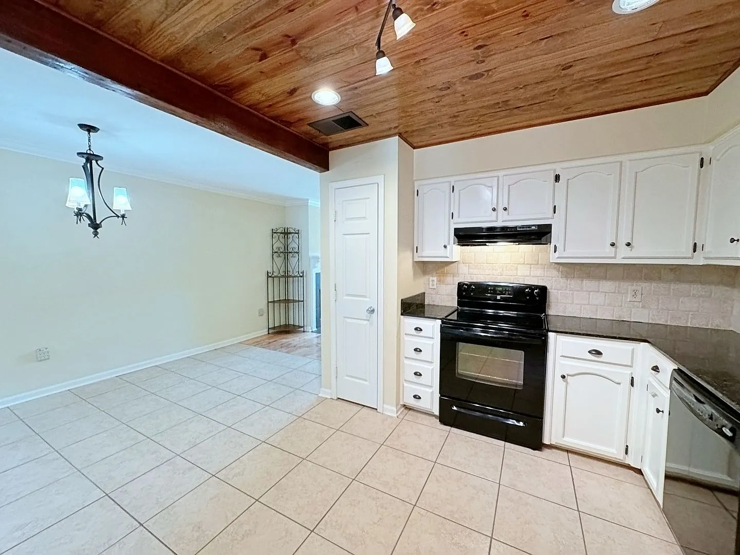 Custom Remodeled Townhome off Jefferson Hwy — Photo 2