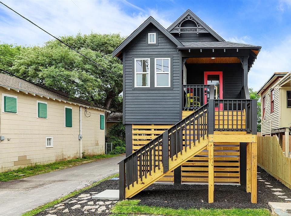 Located blocks from the beach, this tiny gem is ideal for an investment property or weekend getaway. Fully furnished and available for immediate move in.