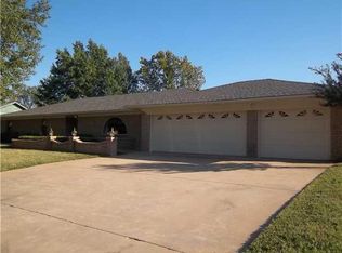 214 Willowcreek Rd, Chickasha, OK 73018