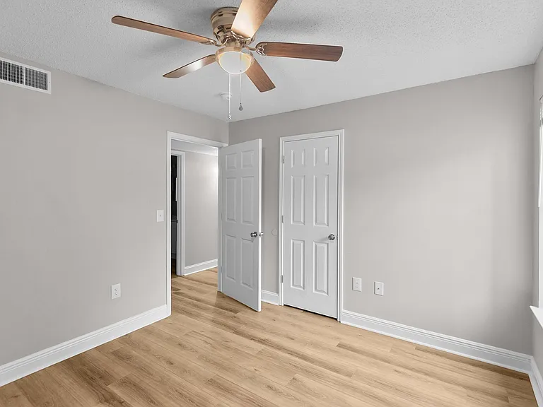 Pebble Creek Apartments — Photo 14