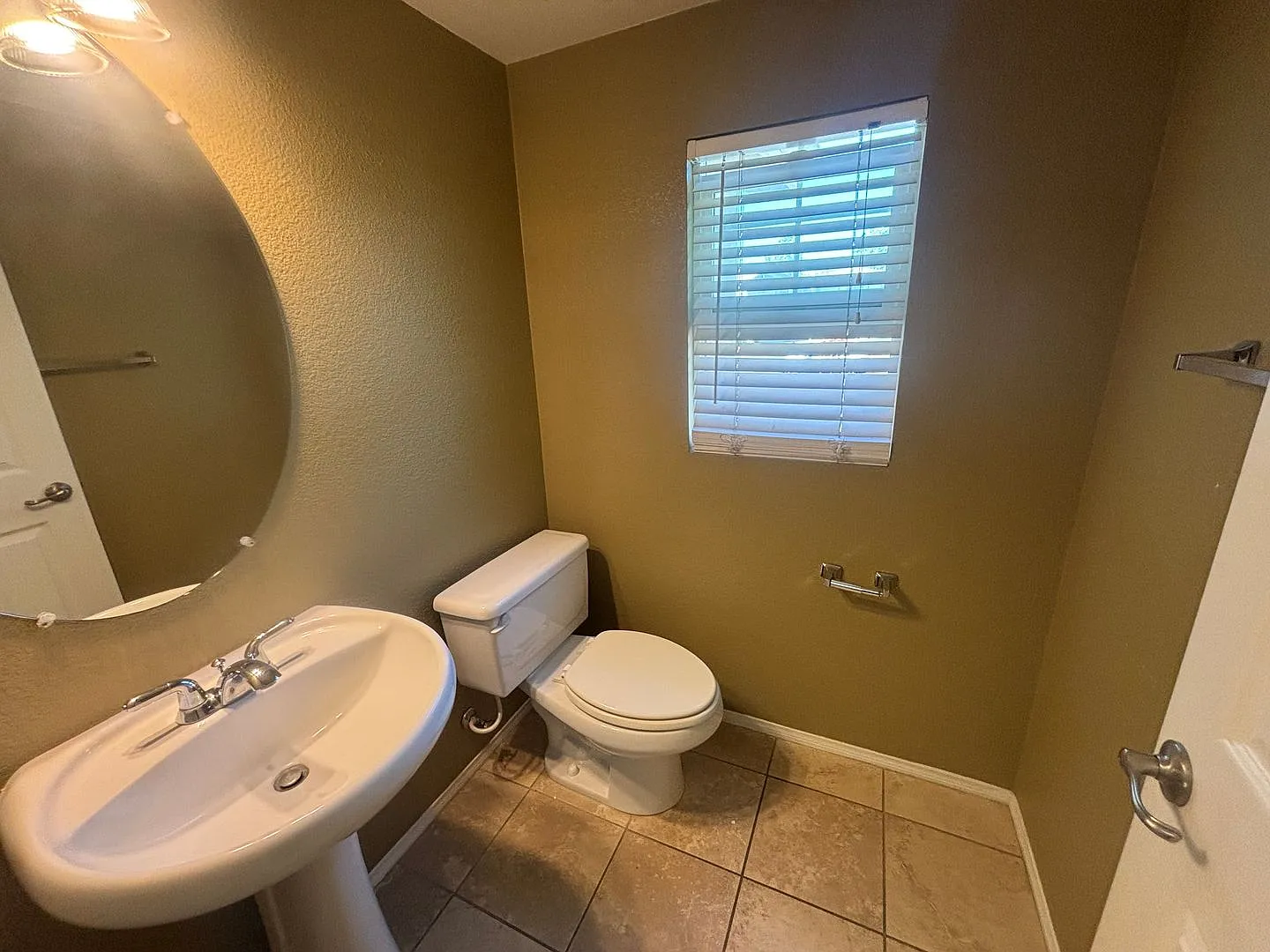 Valencia Single-Family Home for Rent in Creekside! — Photo 3