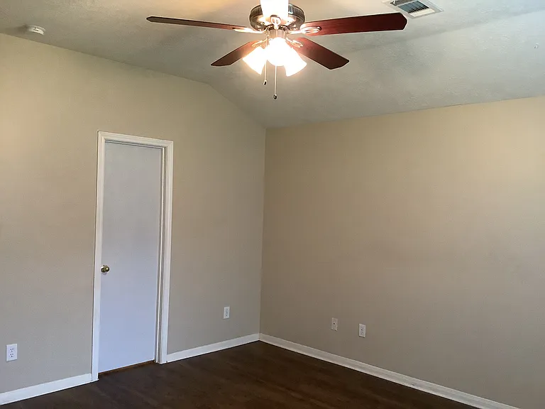 1423 Hunter Green Ln — Photo 16