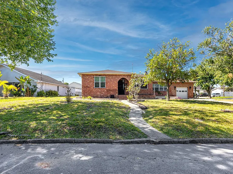 2524 W Leroy St — Photo 30