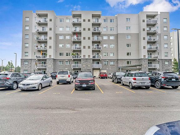 3rd image of 1611 Banwell Rd #217