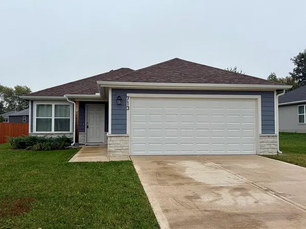 713 Hidden Meadows Dr, Paola, KS 66071