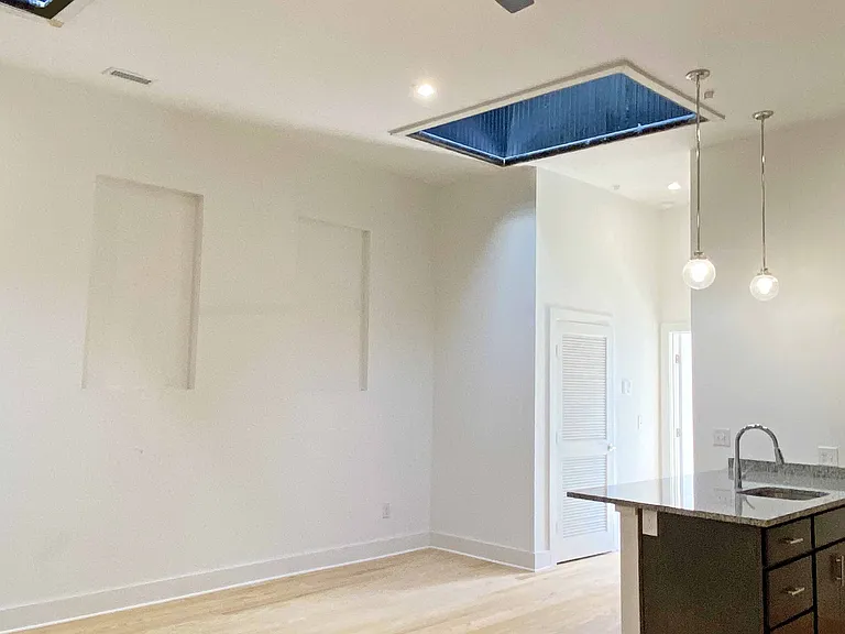 1718 E Main St — Photo 2