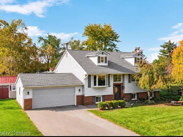 27455 S Hill Rd, New Hudson, MI 48165