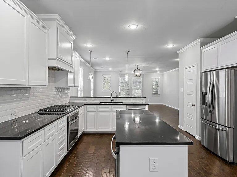2611 McCart Ave — Photo 9