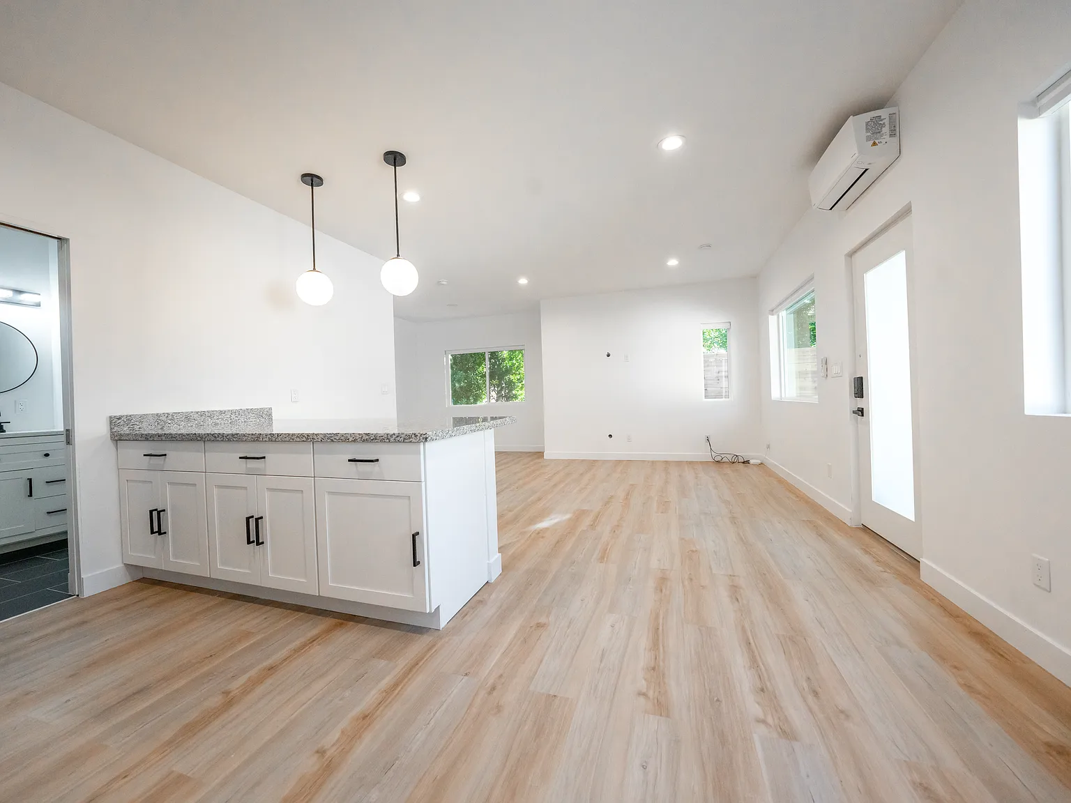 1514 E Clarendon Ave — Photo 2