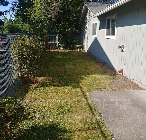 1708 Del Rio Ave SE — Photo 2