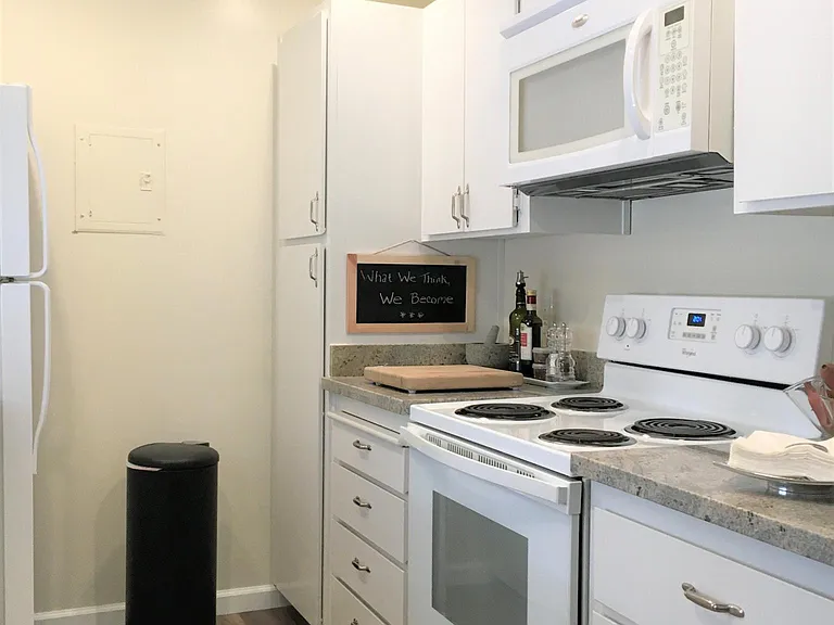 Live Oak Apartments — Photo 46
