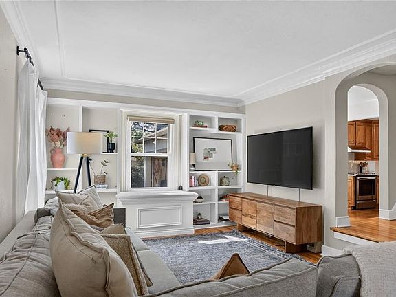 4th image of 1209 W 71st Ter