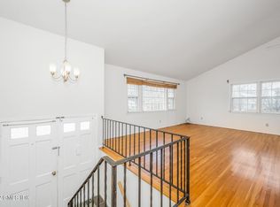 9 Surrey Dr, Riverside, CT 06878