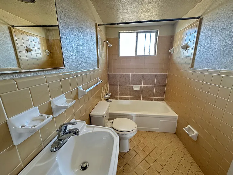 807 W Hallmark Ave — Photo 14