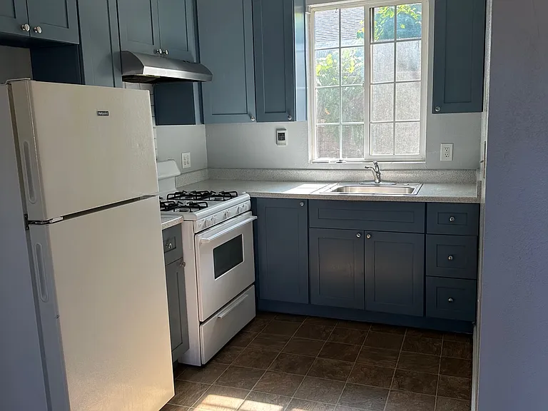 1216 Los Robles Blvd — Photo 4