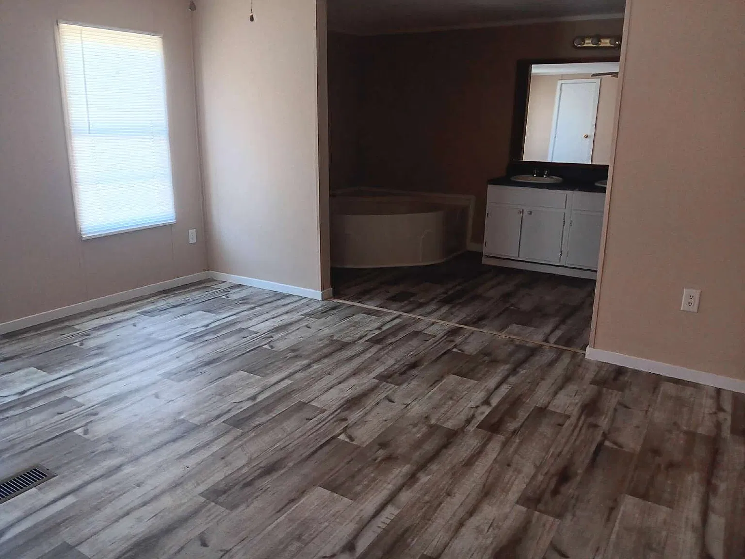 Studio, 1152 sqft, $1,250 — Photo 3