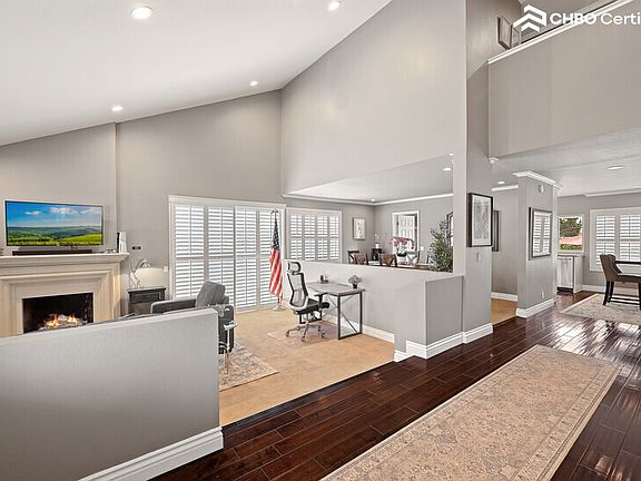 Living Room. (Entry)