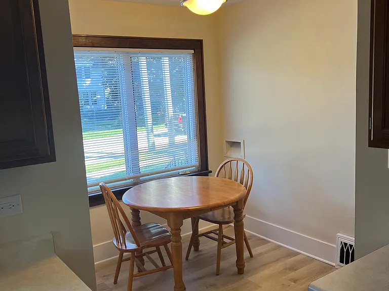 425 Pleasant St — Photo 37
