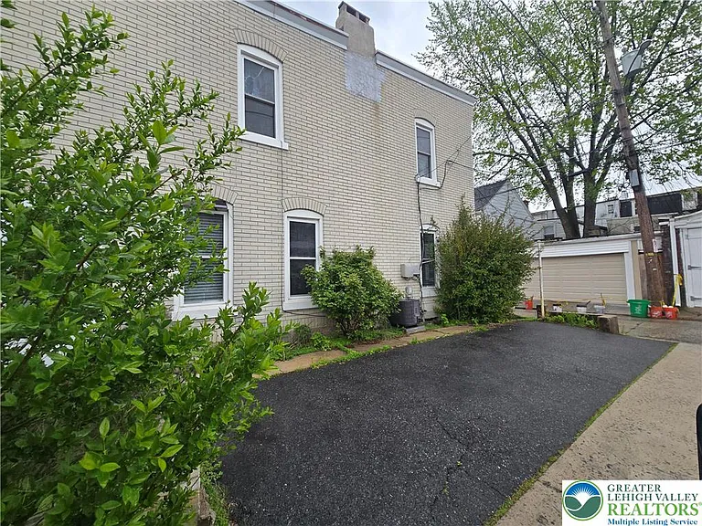 1437 Webster St — Photo 2