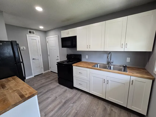 109 Ludland Dr Unit 7, Manchester, IA 52057