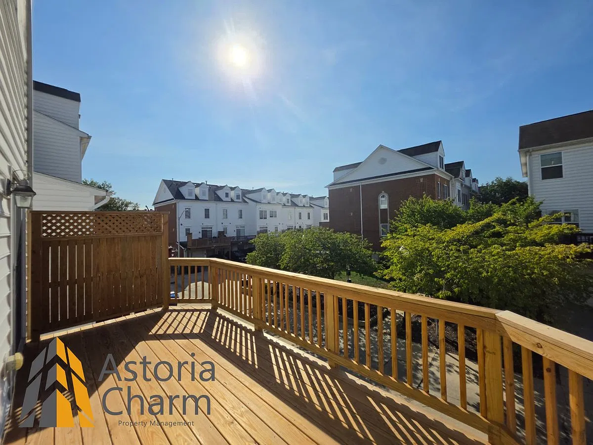 809 McHenry St - 809 McHenry St — Photo 3