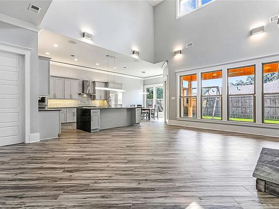 3rd image of 3016 Clifford Dr