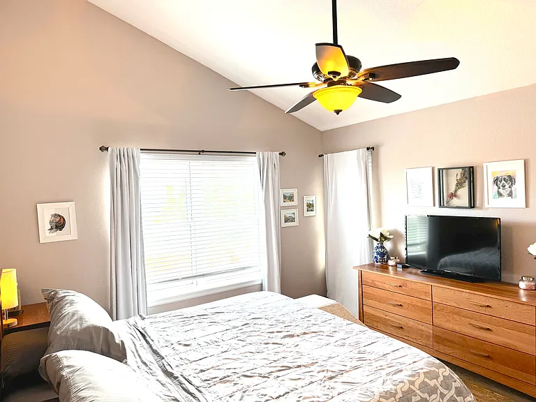Primary Bedroom w/walk-in closet