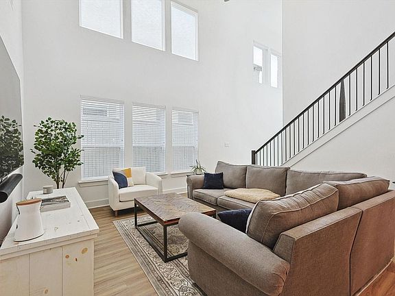 2nd image of 2328 Stella Ln