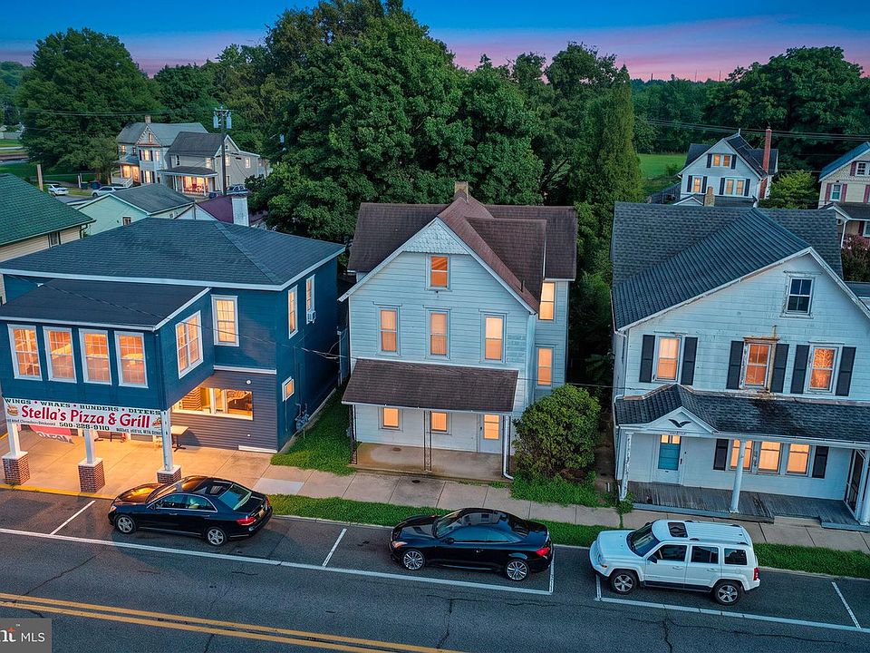 1st image of 402 Main St