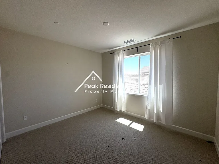 2794 Elderberry St — Photo 15