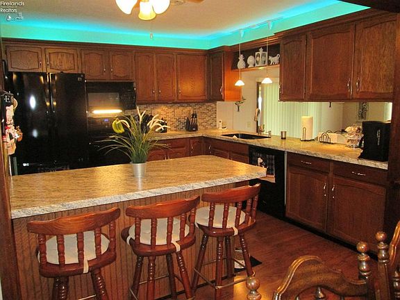 3rd image of 409 Birchwood Dr