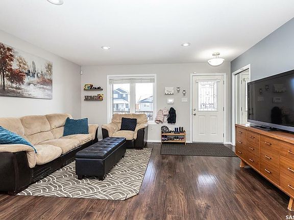 3rd image of 201 Warwick Cres