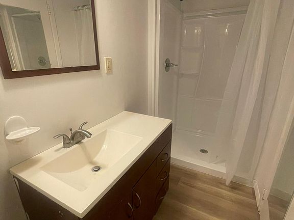 4th image of 828 Booker Dr
