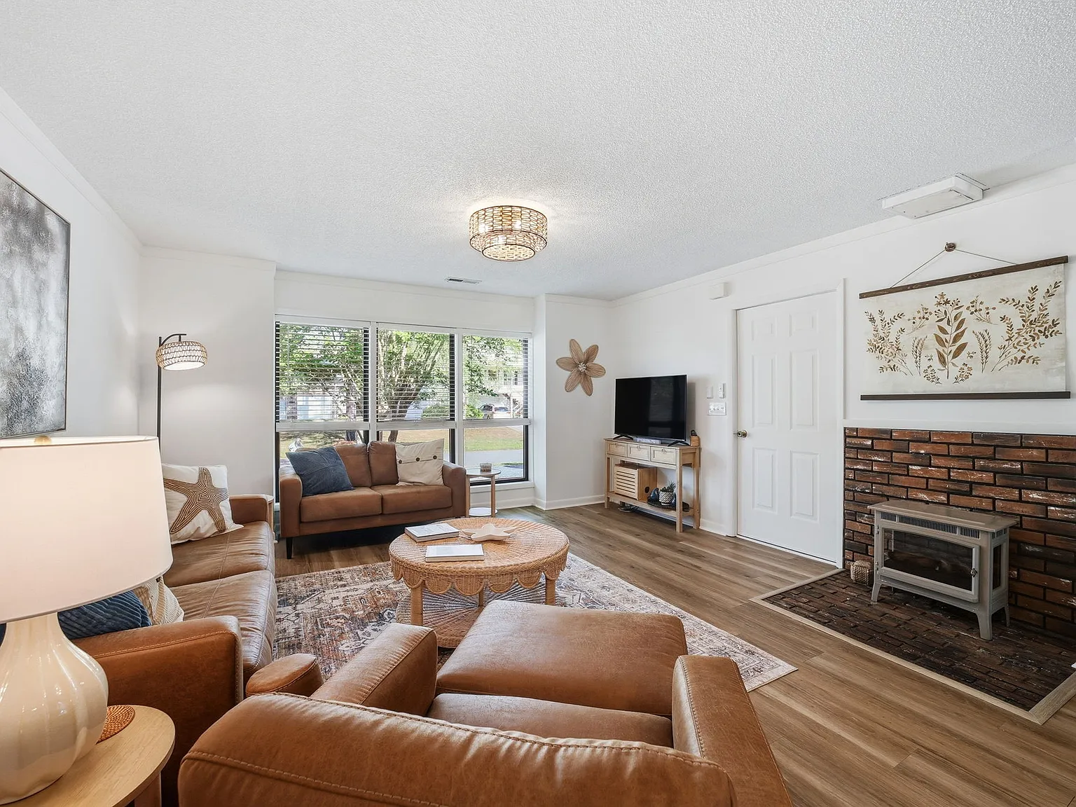 2 bed, 1036 sqft, $2,500 — Photo 3