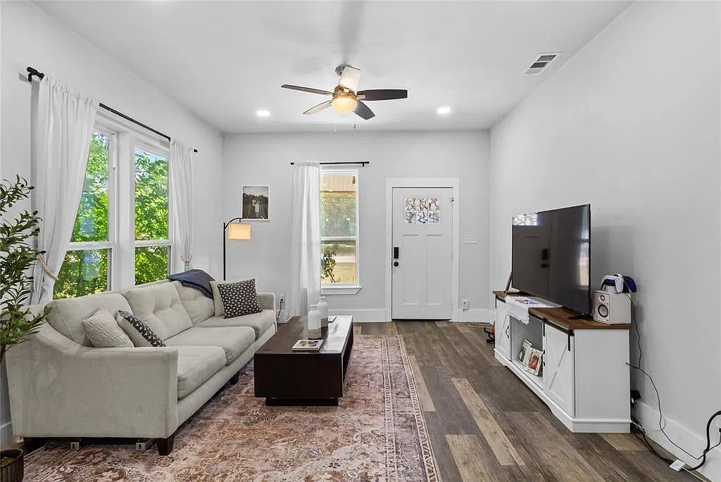 4 bed, 2.5 bath, 1856 sqft, $2,500 — Photo 2