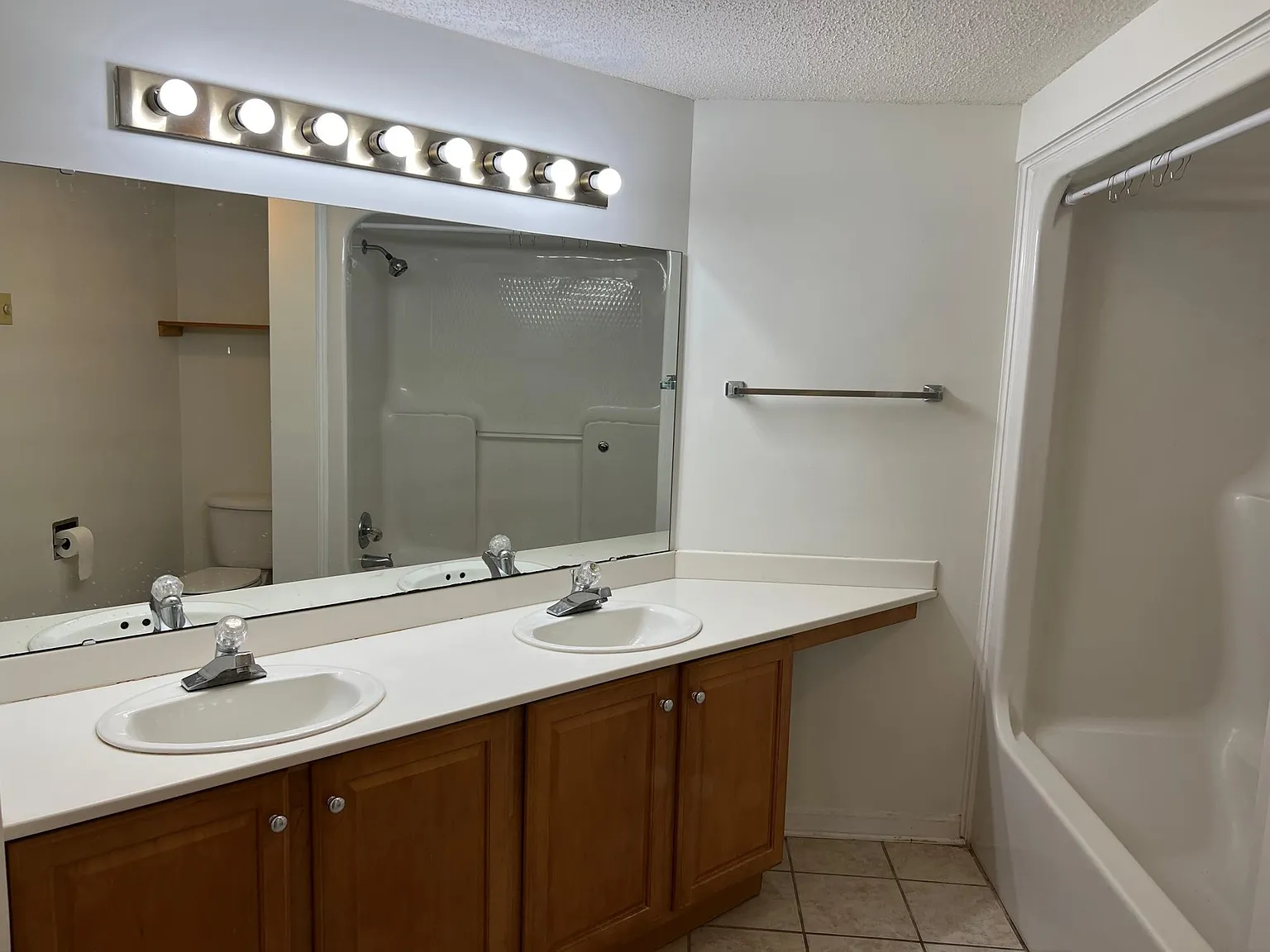 2 bed, 825 sqft, $1,350 — Photo 2