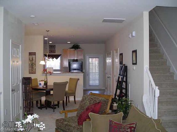 4th image of 118 Humberside Dr