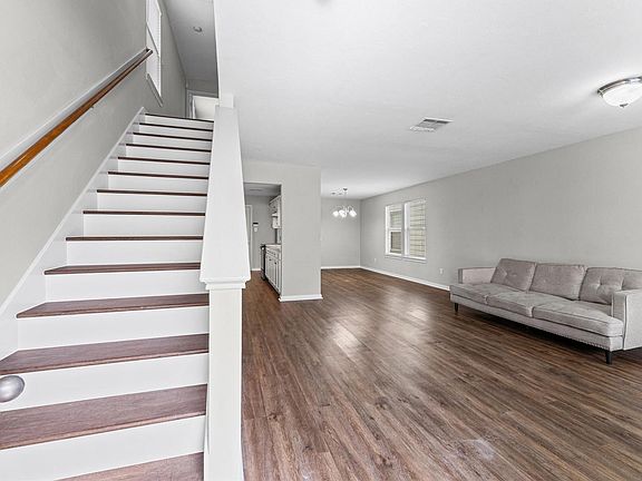 4th image of 1424 Ruthven St