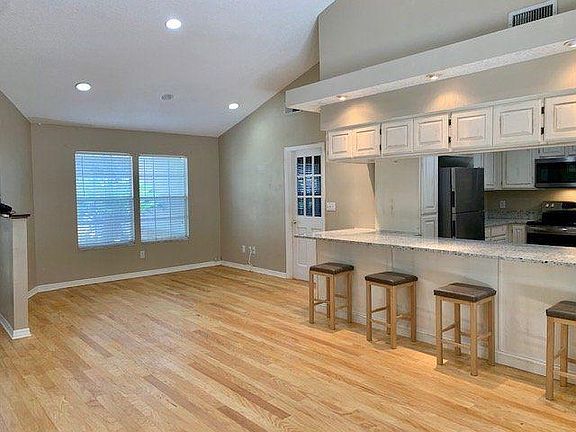 4th image of 332 Oak Leaf Cir